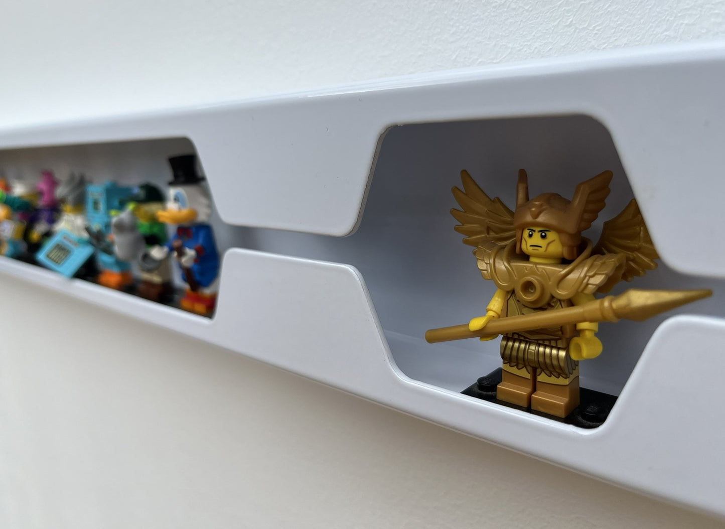 MBA Minifig Display Shelf (White)