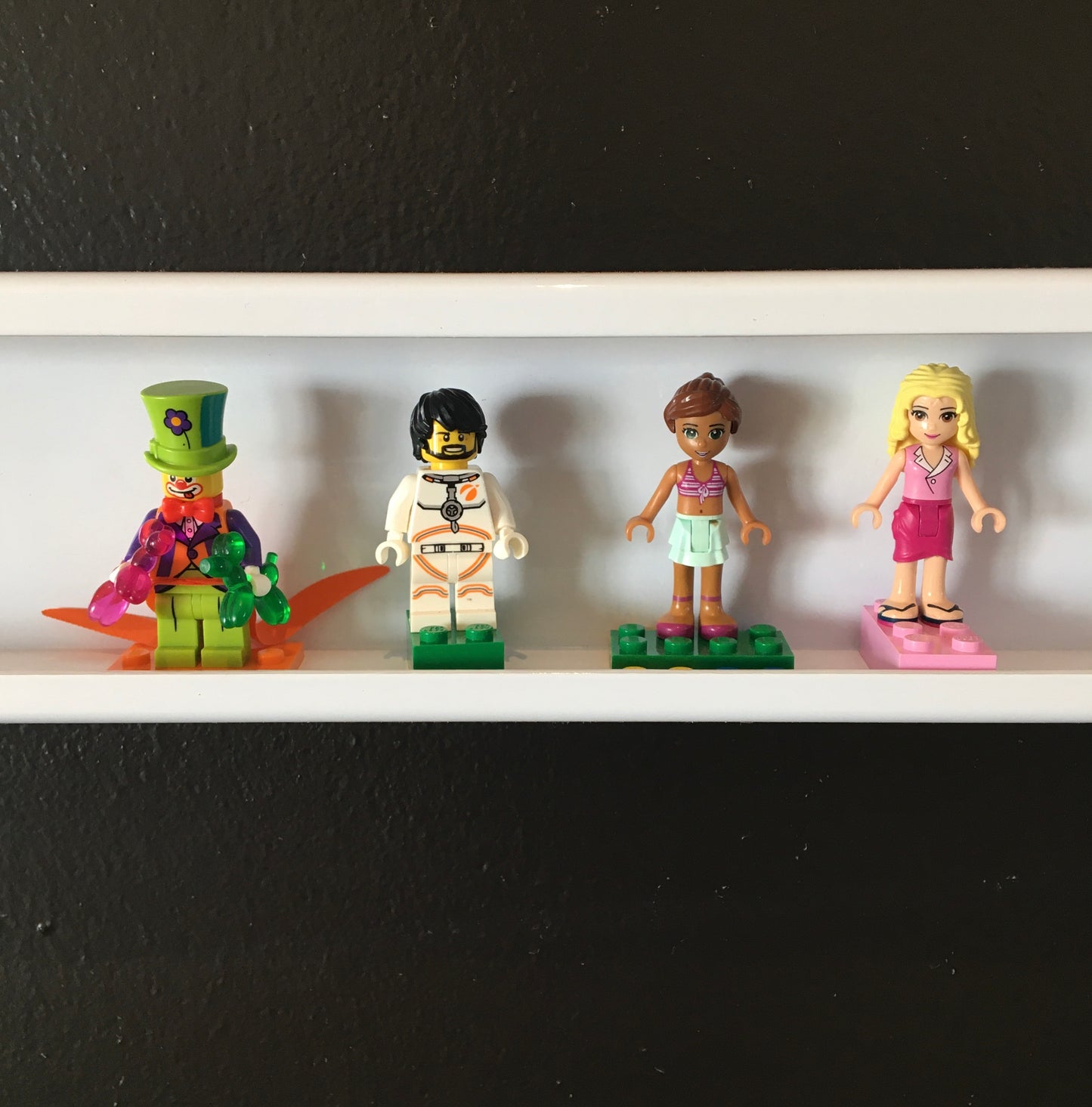 MBA Minifig Display Shelf (Black)